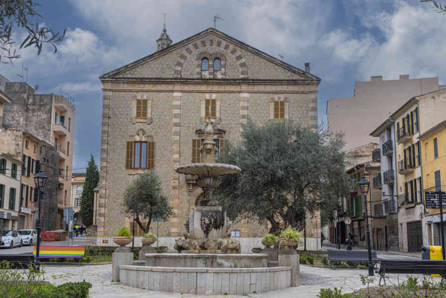 Mallorca - Inca 06 - iglesia de Santa Maria la Mayor - rectoria.jpg